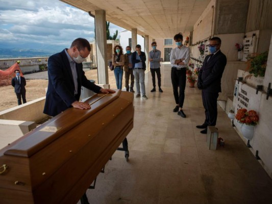 Europa relaja restricciones, aparecen focos de Covid-19 en otras partes