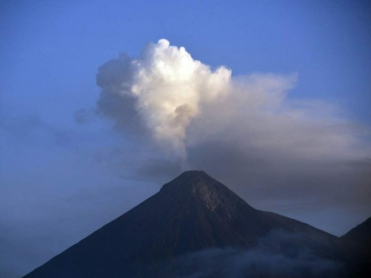 Volcán de Fuego sigue activo, tras potente erupción hace un mes en Guatemala