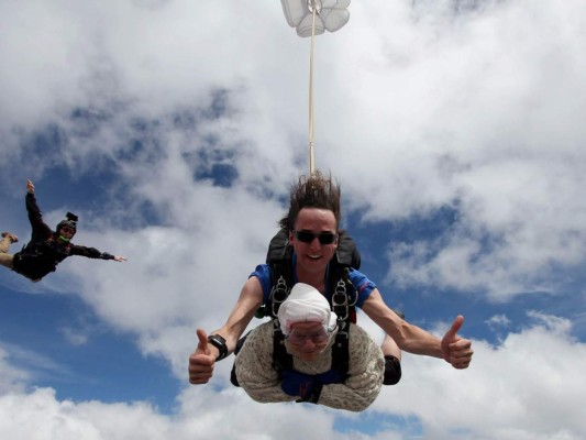 Una bisabuela de 102 años se convierte en la paracaidista más anciana del planeta