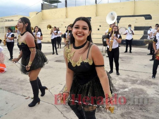 Bellas palillonas del Guillén Zelaya deslumbran con espectacular show (FOTOS)