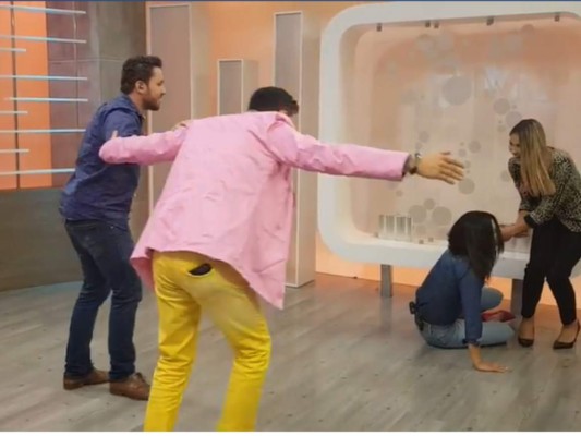 Loren Mercadal sufre aparatosa caída durante programa en vivo