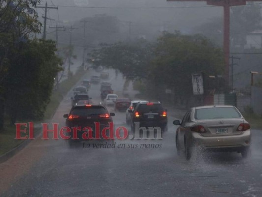 Onda tropical dejará lluvias con posible actividad eléctrica este domingo en Honduras