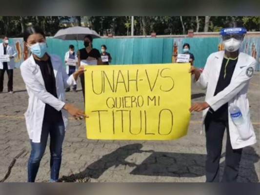 La UNAH entregará más de mil títulos, mientras médicos exigen celeridad