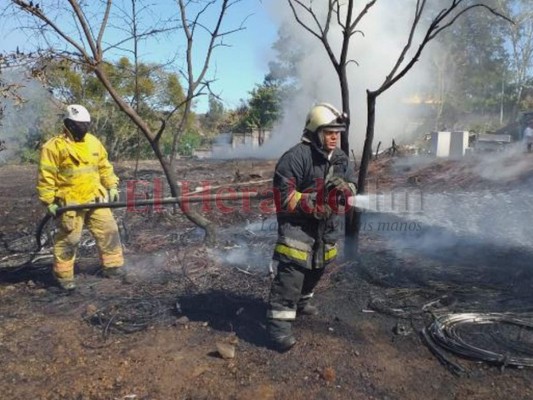 Columnas de humo tóxico y escombros, las imágenes del incendio en Las Tapias