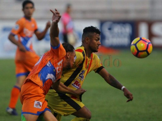 Lobos UPNFM mantiene partenidad sobre el Real España tras empatar 2-2 en el Nacional