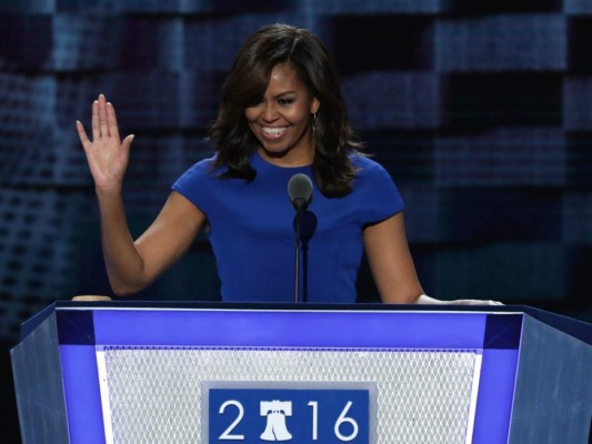 Michelle Obama conmueve a Convención Demócrata con apoyo a Clinton
