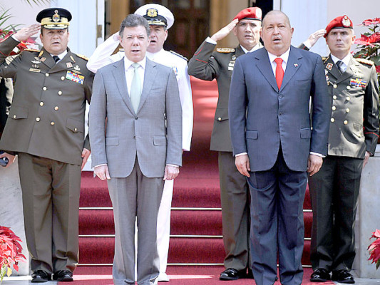 Hugo Chávez recibe con 'regalo' a Juan Manuel Santos