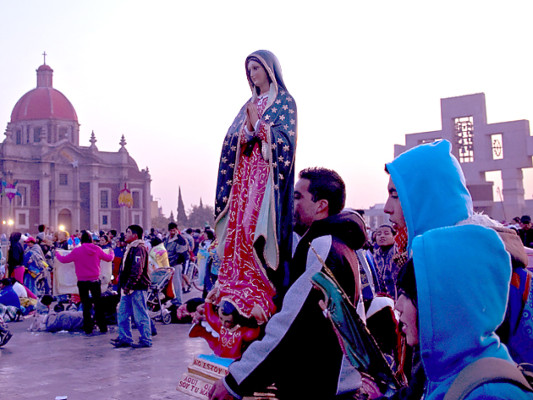 Mexicanos celebran a la Virgen de Guadalupe en su día