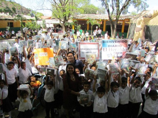 Alumnos de San Lorenzo dan cálida bienvenida a EL HERALDO
