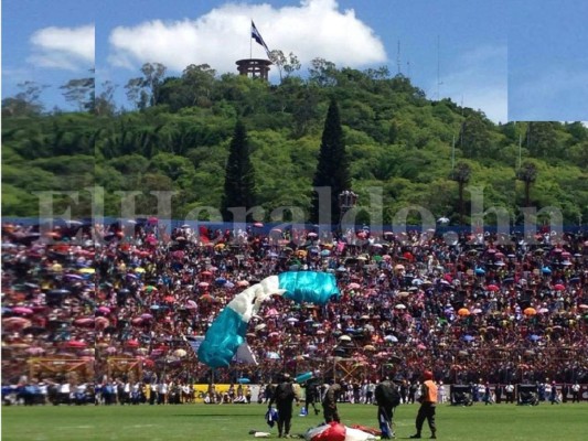 Paracaidistas y estrategias militares presentes en desfiles patrios 2016