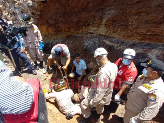 Dramáticas imágenes del rescate de tres hombres soterrados en Sabanagrande (FOTOS)