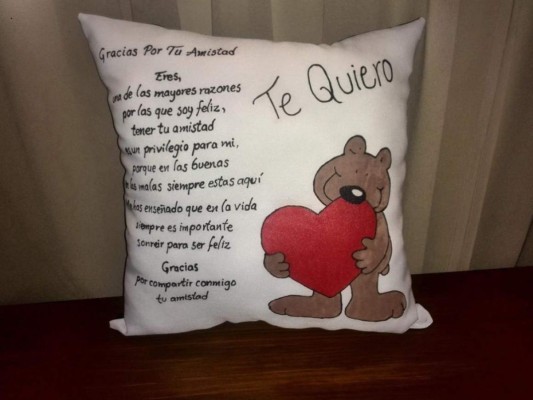 Alejandra Ramos, la futura doctora que le da vida a cómodos y vistosos cojines