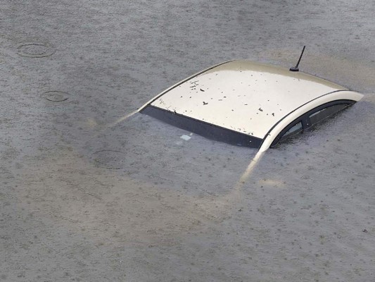 Un carro quedó bajo el agua tras las fuertes lluvias que azotaron Houston (Foto: Agencia AFP)