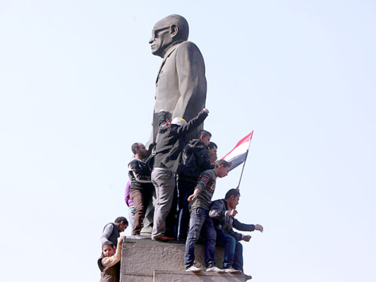 Manifestantes y policías chocan en Egipto tras disturbios fatales