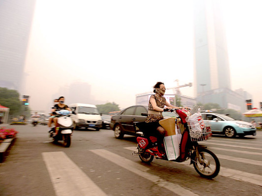Inquietud en una ciudad china envuelta en una espesa nube amarillenta