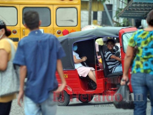 Los jóvenes mototaxistas, además de su conducción temeraria, no portan su mascarilla. Foto: El Heraldo