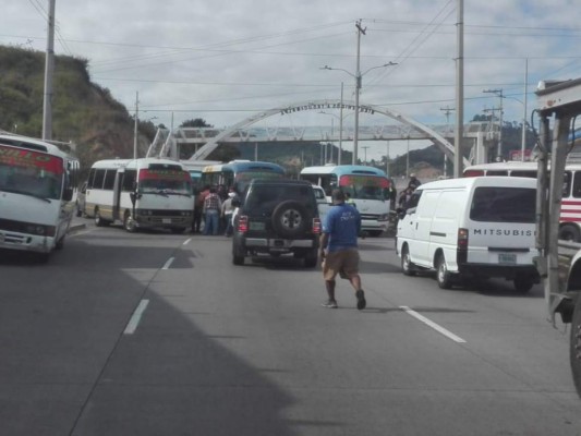 Tomada la salida al norte de la capital tras incendio de buses ejecutivos enfrente de la UNAH