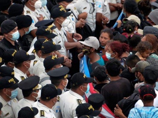 Los videos más impactantes del violento desalojo a la caravana migrante