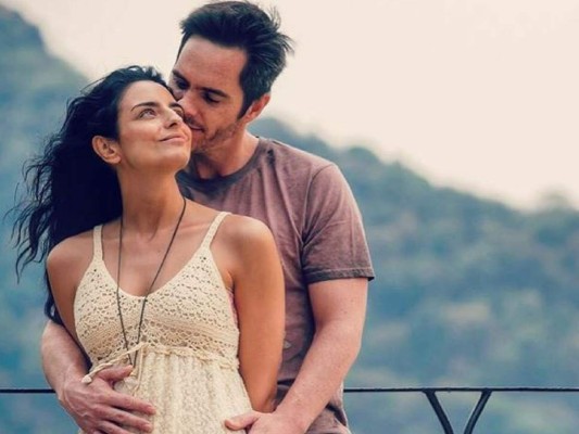 Aislinn Derbez posa en diminuto traje de baño a sus seis meses de embarazo