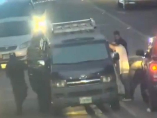 Detienen a hombres que asaltaban un busito tras darles seguimiento con cámaras de vigilancia