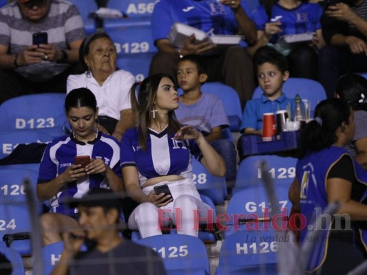 FOTOS: Bellas hondureñas presentes en el duelo Honduras vs Trinidad y Tobago