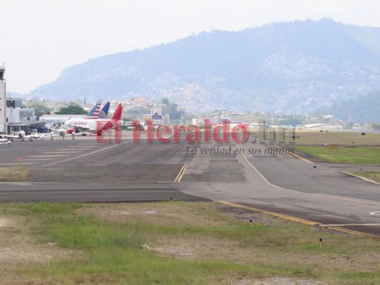 Las imágenes que dejó la protesta de empleados de aeronáutica para exigir pagos y vacuna