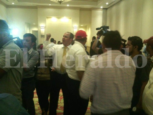 Libre irrumpe conferencia del venezolano Robert Carmona