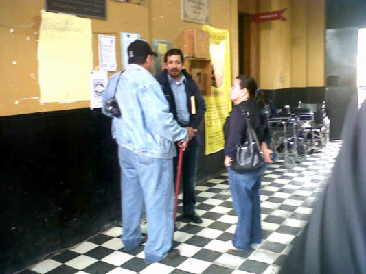 Policías liberan los portones del hospital San Felipe en Tegucigalpa