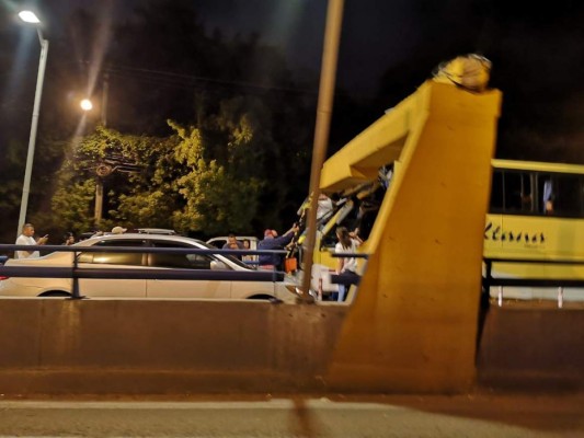 Las fotos que dejó la colisión de bus contra vía rápida en la capital