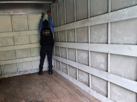Así fue el decomiso de varios kilos de supuesta cocaína ocultos en caletas (FOTOS)