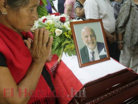 FOTOS: Tristeza y consternación en velorio del exalcalde capitalino Roberto 'El Pelón' Acosta