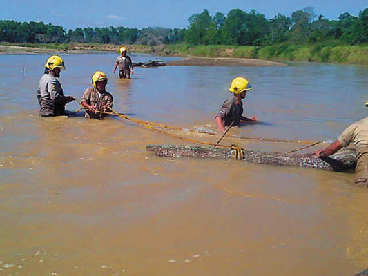 Bomberos de Juticalpa han iniciado la limpieza de ríos previo a la Semana Santa