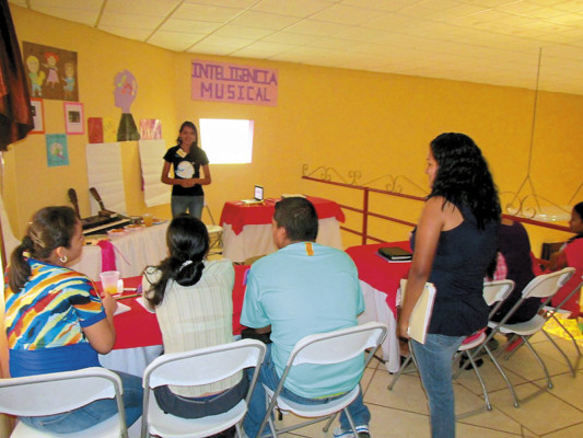 Con apoyo de iglesias forman a niños pobres