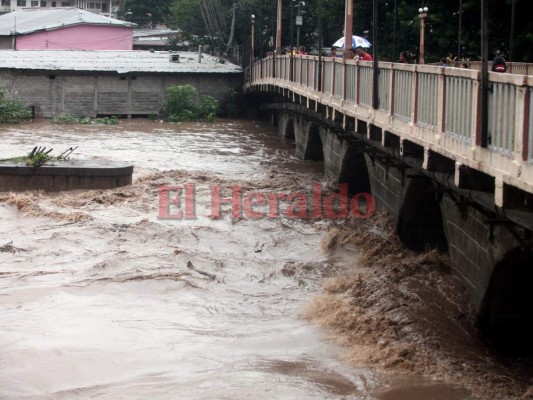 Impactantes imágenes de la crecida del río Choluteca en la capital de Honduras