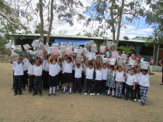 Apoyamos la educación de los niños en El Piñonal y Barcelona en Danlí, El Paraíso