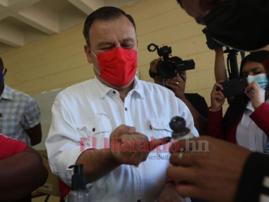 Con mucha alegría y entusiasmo Darío Banegas ejerció el sufragio en la UNAH (Fotos)