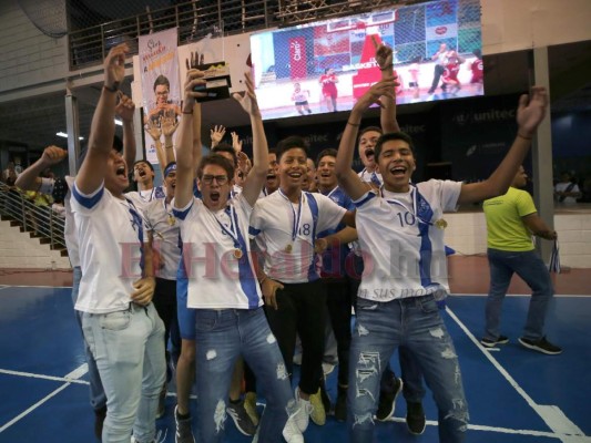 El equipo masculino de la Macris School ganó el primer lugar en fútbol 11. (Fotos: Johny Magallanes / David Romero / EL HERALDO)