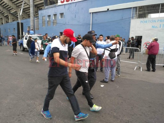 Capturan a tres personas que pretendían vender boletos falsos previo a la final Olimpia vs Motagua