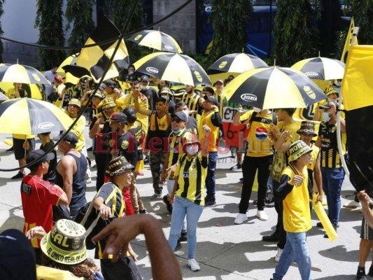 Aficionados del Real España le ponen color al clásico sampedrano (FOTOS)