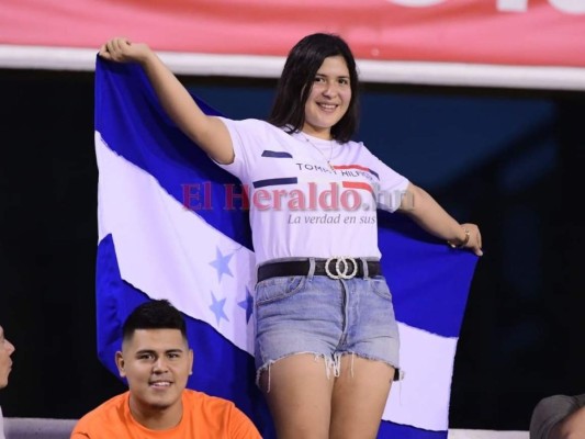 Atractivas mujeres adornan el estadio Olímpico en la previa Honduras vs. Panamá