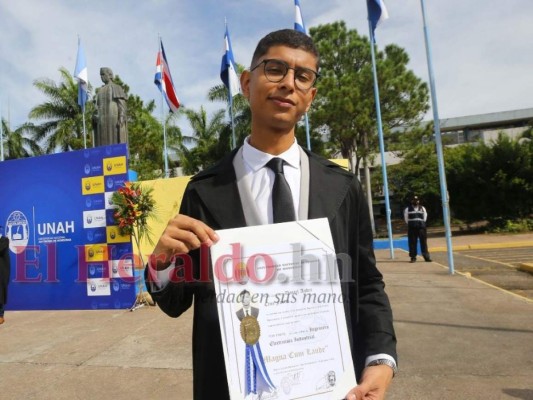 'El conocimiento es poder': Joven se gradúa con honores de Ingeniería Eléctrica en la UNAH