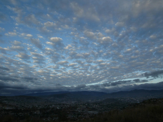 Formaciones naturales que flotan en el cielo