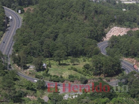 Bajando de Zambrano hacia el valle de Comayagua, luego del peaje, es donde se encuentran las curvas más cerradas; los conductores deben tener extrema precaución para evitar accidentes viales. Foto: Efraín Salgado/El Heraldo