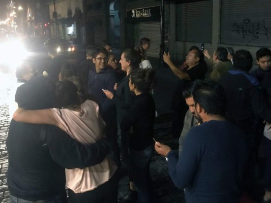 FOTOS: Tras fuerte temblor en México, las familias se abrazan nerviosas en las calles
