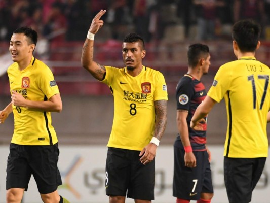 El nuevo jugador del Barcelona, Paulinho, le regaló su Mercedes Benz a su chofer