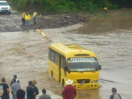 Imprudencia: Hondureños que retaron a la naturaleza cruzando ríos en temporada de lluvias