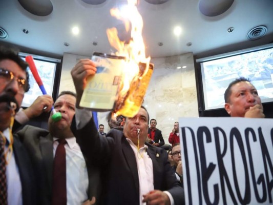 Golpes, quema de la Constitución y botellazos: Así fue el zafarrancho en el Congreso Nacional