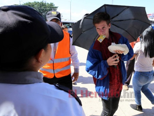 FOTOS: Estudiantes se las ingenian para ingresar a la UNAH con nueva medida de presentar carné