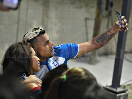 Selección de Honduras intenta levantar moral visitando afición en Chamelecón, feudo de pandillas