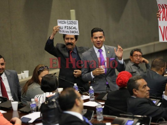 Pancartas, canciones y sonrisas, el ambiente previo a elección de fiscal general